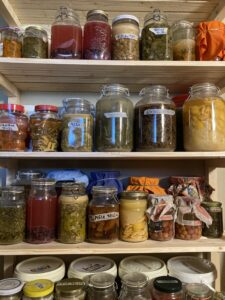 Dispensa con barattoli con delle conserve