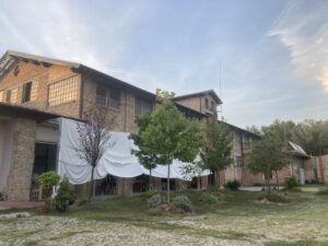 Un casolare con davanti degli alberi