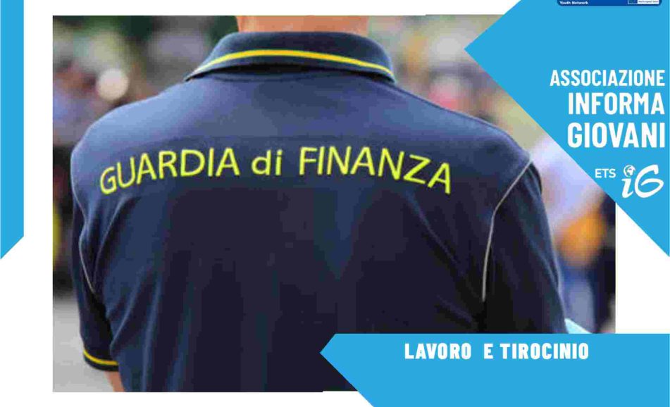 scritta 'guardia di finanza' su divisa grigia