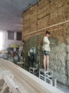 tliet persuni jqiegħdu s-siment tal-ħuxlief
