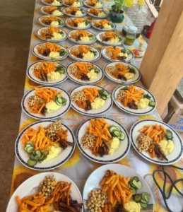 serie di piatti con pasta e verdure posizionati su un lungo tavolo